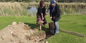 Stanford, met vlnr Petronella Ferreira en Maryanne Ward  